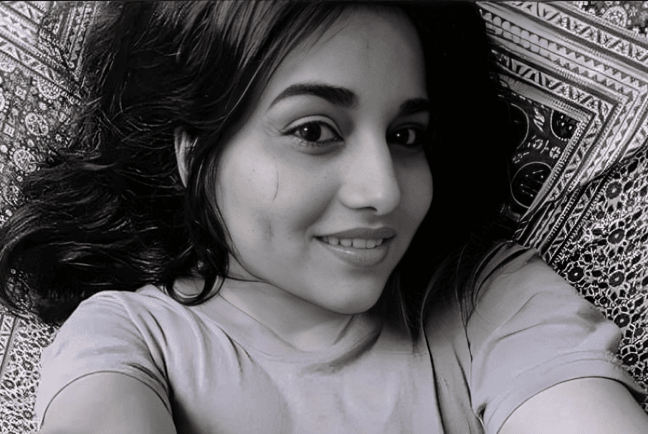 Beautiful Sexy Desi Babe Showing Her Big Boobs And Pressing Them With Horny Moves Leaked Clips