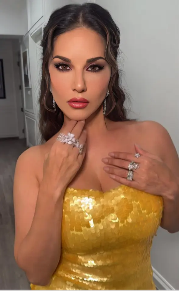 Famous Hottest Ex Pornstar Sunny Leone Exclusive 18 years Teenage Only Fully Nude Photos Compilation