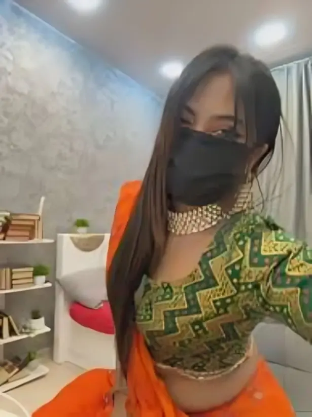 Masked girl Monalisadon018 showing off her boobs with horny moves in leaked video