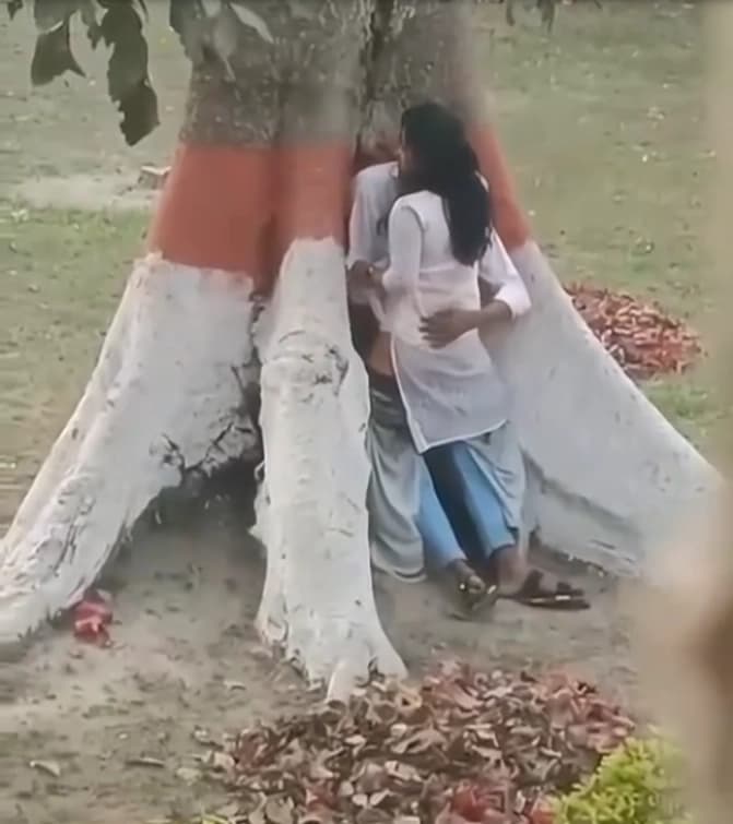 Beautiful college girl bunk college for her boyfriend and fucked hard by her boyfriend in park