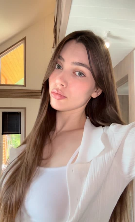 Bez Talanta Nude Boobs and Pussy Show: Legs Wide, Ass Out, and Finger Fucking