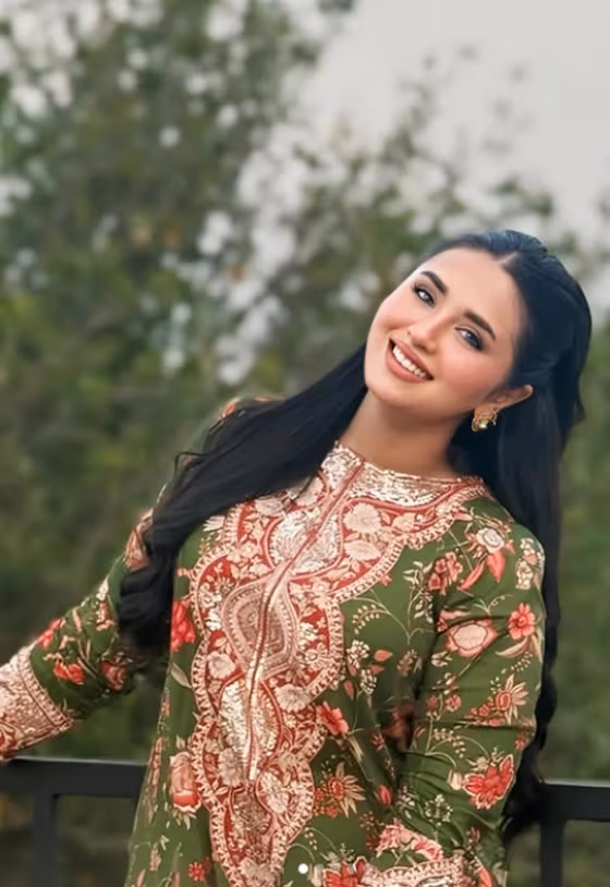 Beautiful Sexy Pakistani Model Minahil Malik Giving Blowjob To Her Boyfriend And Twerking Her Ass