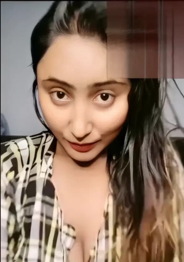 Mysterious Girl Shows Her Boobs Topless and Exposes Her Face in 9-Minute Premium Clip