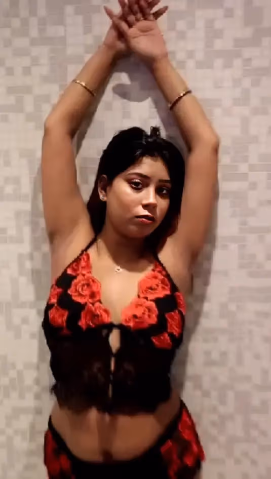 Horny Desi Sexy Girl Showing Her Big Boobs And Rubbing Her Pussy With Horny Moves And Danicng