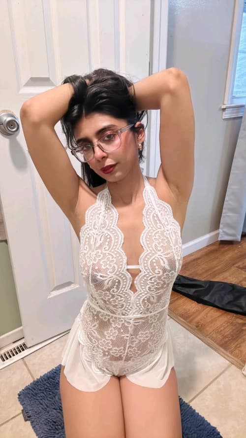 Image of Demanding Supersexy Babe Aqsa Pervaiz Teasing In Bikini And Her Private Photos And Onlyfans Clips