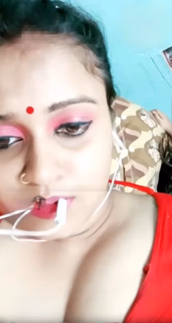 Hot Desi Bhabhi Gets Fully Nude, Presses Her Big Boobs And Rubs Her Wet Pussy