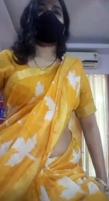 Desi Bhabhi in Saree Showing Wet Pussy on Video Call Sex Leaked