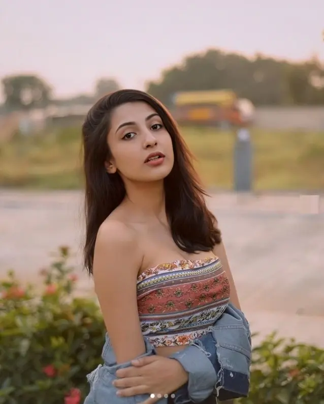 Horny Beautiful Girl Nidhi Pandit Giving Hard Blowjob To Her Boyfriend And Showing Her Boobs